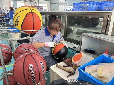 奥运经济背后的中国制造 从60万比赛用球到赛事咨询，中国企业如何深度参与全球体育盛会